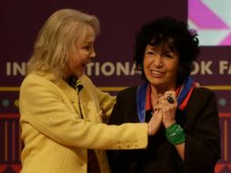 Luisa Valenzuela recibió el reconocimiento en manos de Silvia Lemus, viuda de Carlos Fuentes. EL INFORMADOR / F. Atilano
