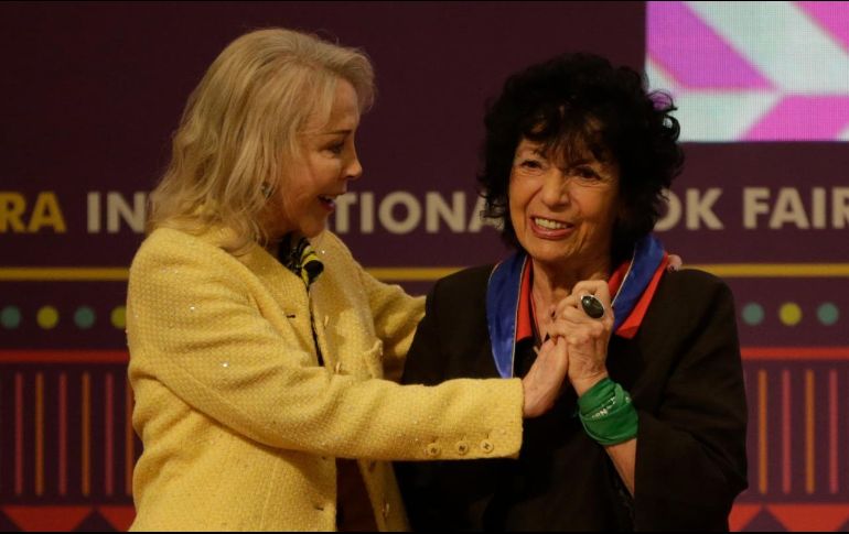 Luisa Valenzuela recibió el reconocimiento en manos de Silvia Lemus, viuda de Carlos Fuentes. EL INFORMADOR / F. Atilano