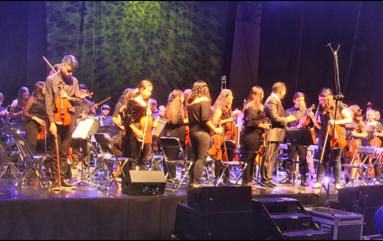 La orquesta introdujo la batería como parte de la producción musical, lo que dio un toque más pop-rock al recital. ESPECIAL / Mar Adentro