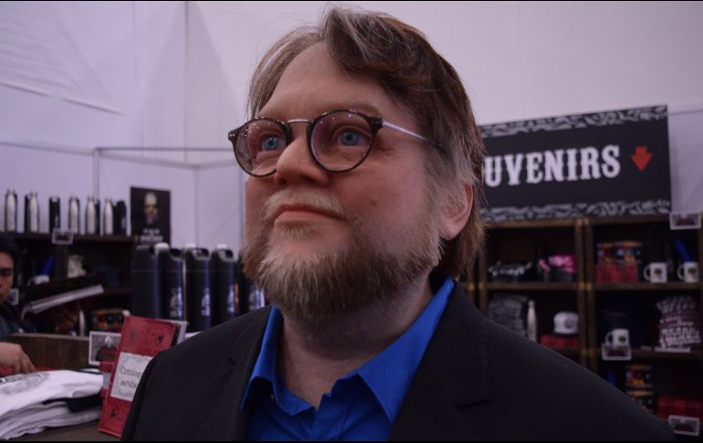 Estatua de cera del director de cine Guillermo del Toro, presentada también en la exposición “En Casa con mis Monstruos”.