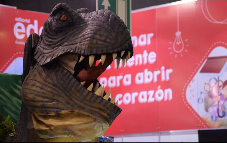 Cerca del área de FIL Niños, se encuentra un animatrónico de dinosaurio que mueve la cabeza, abre su mandíbula y emite rugidos.