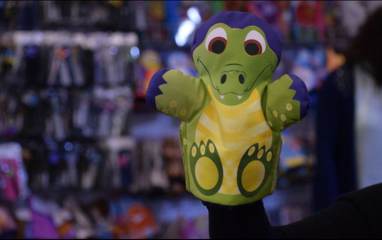 Para los más pequeños, también hay títeres amenizando el ambiente de la FIL.