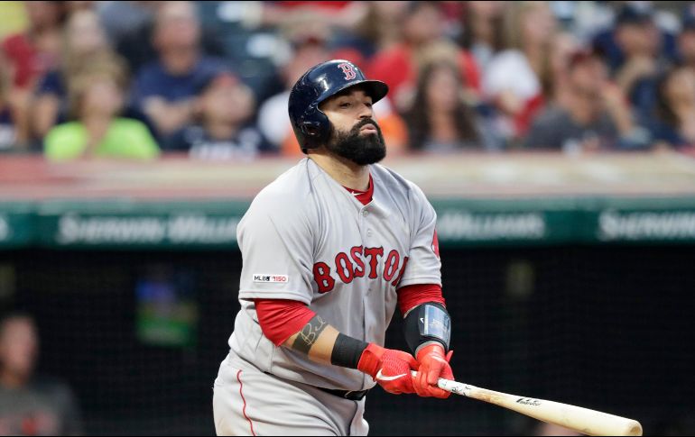 León promedió apenas .192 al bate la campaña pasada en 65 partidos por los Red Sox, pero a la defensiva es considerado uno de los mejores receptores de la Liga Americana. AP / ARCHIVO