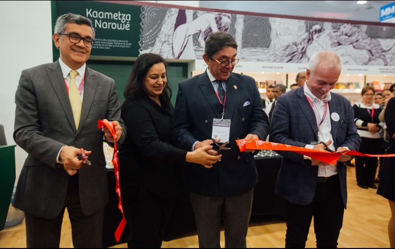 De vestido negro, Estrella Araiza, directora del FICG, durante la presentación de Perú como país invitado. EL INFORMADOR/G. Gallo