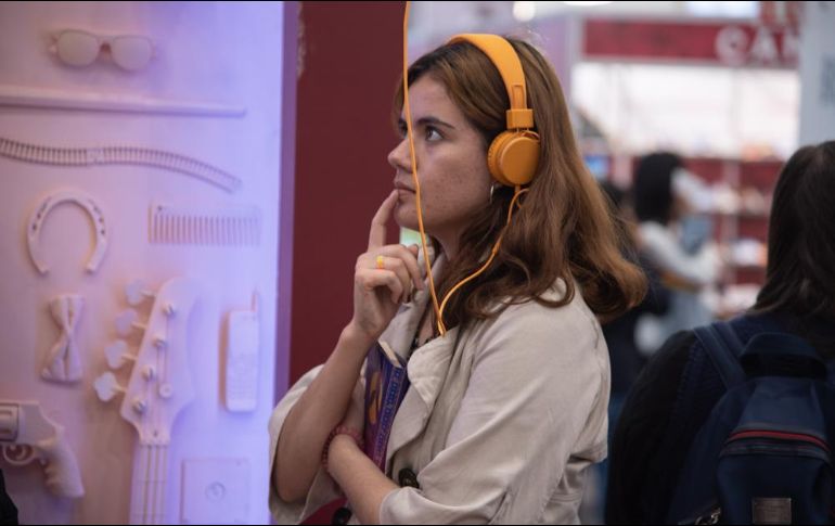 Los audios son un factor atractivo para las y los visitantes de la FIL. ESPECIAL / Mar Adentro