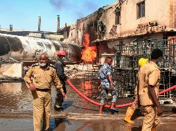 Rescatistas trabajan en el área afectada; debido a que los materiales eran almacenados de forma incorrecta, el incendio se expandió a varios negocios cercanos. AFP/E. Hamid