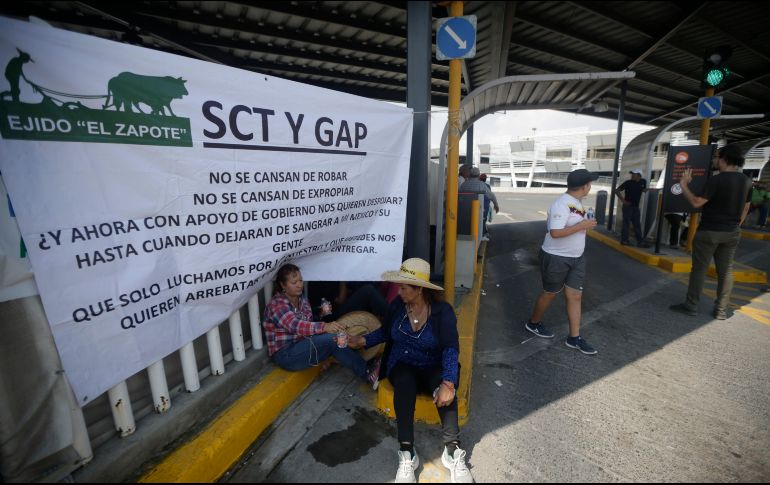 El GAP pide a las autoridades correspondientes que cumplan y ejecuten la orden de desalojar a los ejidatarios que tienen más de dos semanas ocupando el estacionamiento. EL INFORMADOR / ARCHIVO