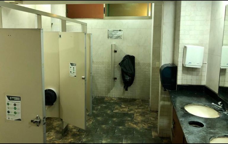 El proyecto de remodelar los servicios sanitarios se planteó desde hace meses con la justificación de que presentan fallas y fugas de agua constante. EL INFORMADOR / R. Rivas