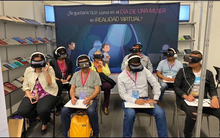 Con los visores de realidad virtual se ven cuatro videos: acoso en el metro, acoso en el trabajo, acoso en la parada de camión y violencia de pareja. EL INFORMADOR /