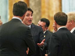 Se escucha a Johnson que le pregunta a Macron: 