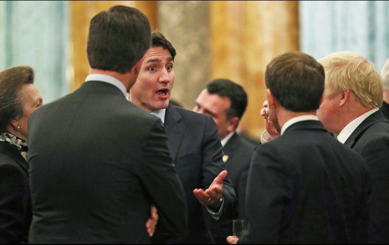 Se escucha a Johnson que le pregunta a Macron: 