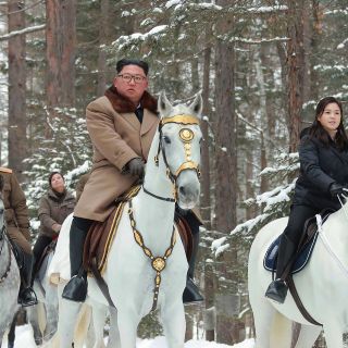 Kim Jong-un cabalga a cima sagrada en acto simbólico contra EU