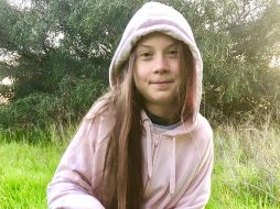 Thunberg acompañó su mensaje con una fotografía en la que aparece sentada sobre la hierba. TWITTER/@GretaThunberg