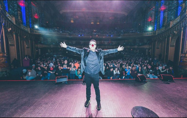 El también cantante comenta que otra de las críticas que recibe es cuando habla sólo de las vivencias que tiene con su familia, pero él menciona que su mejor material está inspitado en ella. TWITTER / @franco_esca