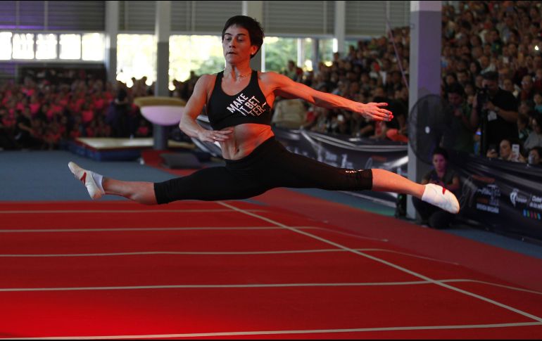 Oksana Chusovitina mostró su técnica a las promesas de la gimnasia zapopana. EL INFORMADOR / A. Camacho