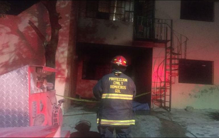 Al llegar las unidades al punto, encontraron una vivienda de dos niveles donde la planta baja en una sala y comedor se encontraba incendiada. TWITTER/ @PCYBOMGDL