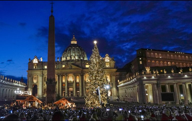 El abeto rojo, con un diámetro de 70 centímetros, proviene del Altopiano di Asiago, mientras que el pesebre cuenta con 25 estatuas de tamaño natural. AP/G. Borgia