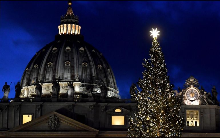 El abeto rojo, con un diámetro de 70 centímetros, proviene del Altopiano di Asiago, mientras que el pesebre cuenta con 25 estatuas de tamaño natural. EFE/E. Ferrari