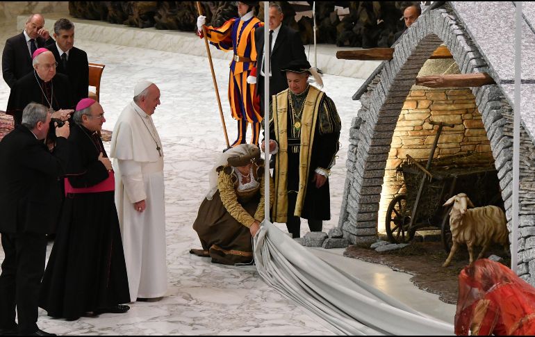 El abeto rojo, con un diámetro de 70 centímetros, proviene del Altopiano di Asiago, mientras que el pesebre cuenta con 25 estatuas de tamaño natural. AFP/T. Fabi