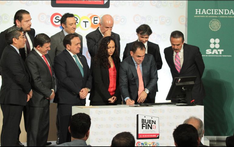 Arturo Herrera (c) preside este jueves el sorteo fiscal El Buen Fin 2019. NTX/G. Durán