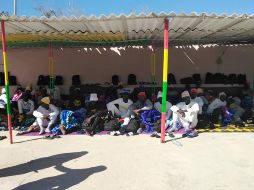 Foto cedida por la OIM que muestra a varios supervivientes del naufragio mientras esperan por atención médica. AFP/OIM