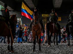 La Policía Montada vigila el orden de una protesta en Medellín. AFP/J. Sarmiento