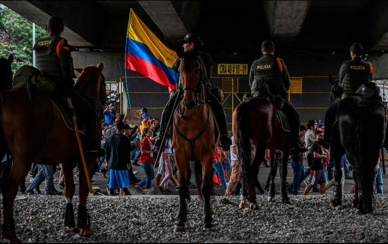 La Policía Montada vigila el orden de una protesta en Medellín. AFP/J. Sarmiento