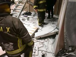 Rescatistas remueven los escombros en los establecimientos. ESPECIAL