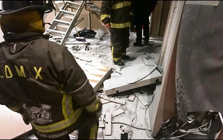 Rescatistas remueven los escombros en los establecimientos. ESPECIAL