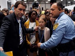 La joven activista climática Greta Thunberg, a su llegada junto con otros jóvenes de Fridays for Future a la quinta jornada de 25 Conferencia de las Partes del Convenio Marco de Naciones Unidas sobre Cambio Climático (COP). EFE / J. Hidalgo