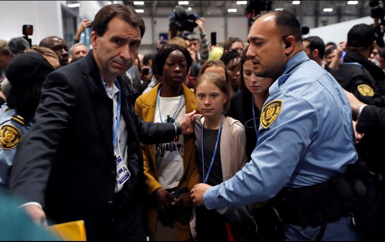 La joven activista climática Greta Thunberg, a su llegada junto con otros jóvenes de Fridays for Future a la quinta jornada de 25 Conferencia de las Partes del Convenio Marco de Naciones Unidas sobre Cambio Climático (COP). EFE / J. Hidalgo