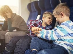 Algunos pasajeros elogian a los transportadores que les advierten de los niños que estarían cerca de sus sillas. GETTY IMAGES