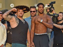 El mexicano llega con la ilusión y confianza de defender sus cinturones ante un británico dispuesto a todo para recuperar los campeonatos. AFP