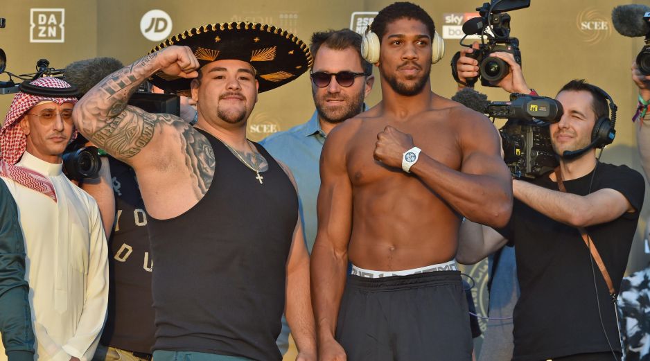 El mexicano llega con la ilusión y confianza de defender sus cinturones ante un británico dispuesto a todo para recuperar los campeonatos. AFP