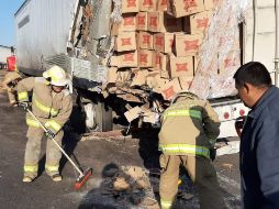 En el lugar solamente se procedió a labores de limpieza de la carretera en coordinación con Protección Civil Municipal de Poncitlán. ESPECIAL/
