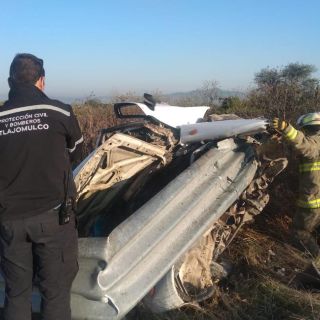 Fallece un menor por volcadura en el Macrolibramiento
