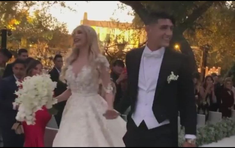 Alan Pulido se casó este miércoles, luego de que Chivas no accediera a Liguilla. INSTRAGRAM / @jairpereira16