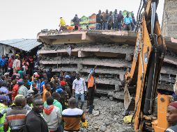 En las labores de rescate participan miembros de la Cruz Roja, soldados del Ejército y vecinos de la zona. EFE/D. Irungu