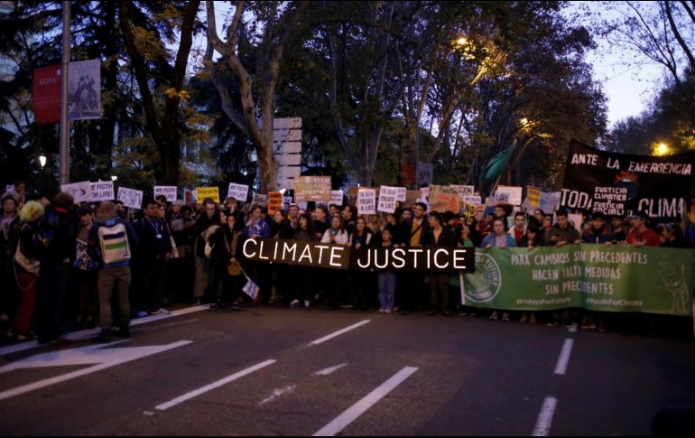 Los asistentes exigen a los líderes de la COP25 que tomen acciones urgentes ante la crisis climática. EFE/D. Fernández