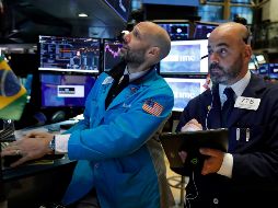El promedio industrial Dow Jones aumentó 337 unidades, o 1.2%, para establecerse en 28 mil 015 puntos. AP/R. Drew
