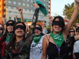 Feministas se manifiestan en la FIL