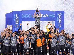 Los jugadores de Alebrijes posan con el trofeo que los acredita como el mejor equipo del semestre. IMAGO7/E. Espinosa
