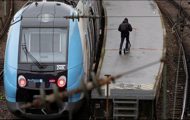 Los sindicatos franceses decidieron extender la huelga en sectores estratégicos clave, como los ferrocarriles a escala nacional y el transporte público en la región parisina, hasta el próximo martes. EFE / EPA / I. Langsdon