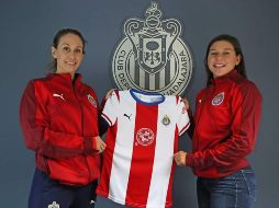 Nelly Simón acompaña a Norma Palafox en el anuncio de su regreso a Chivas Femenil. TWITTER / @ChivasFemenil
