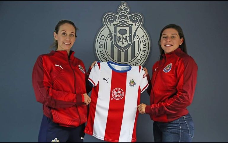 Nelly Simón acompaña a Norma Palafox en el anuncio de su regreso a Chivas Femenil. TWITTER / @ChivasFemenil