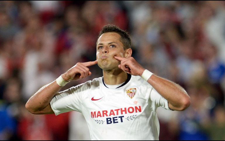 Javier Hernández ''es jugador nuestro, es feliz aquí, trabaja bien y no valoro ninguna posibilidad que no sea que siga aquí'', comentó el timonel previo al partido de mañana contra Osasuna. AFP / ARCHIVO