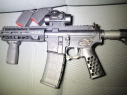 Dentro del auto, oficiales encontraron un fusil AR-15, por lo que aprehendieron a las tres personas. CORTESÍA