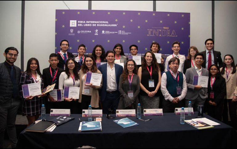 Los jóvenes se reunieron para debatir la tesis “Las estrategias de embellecimiento de barrios aumentan la calidad de vida”. ESPECIAL