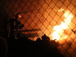 Tras cortar el suministro eléctrico en la zona, los bomberos pudieron combatir rápidamente el fuego antes de que se afectara a otras construcciones. ESPECIAL