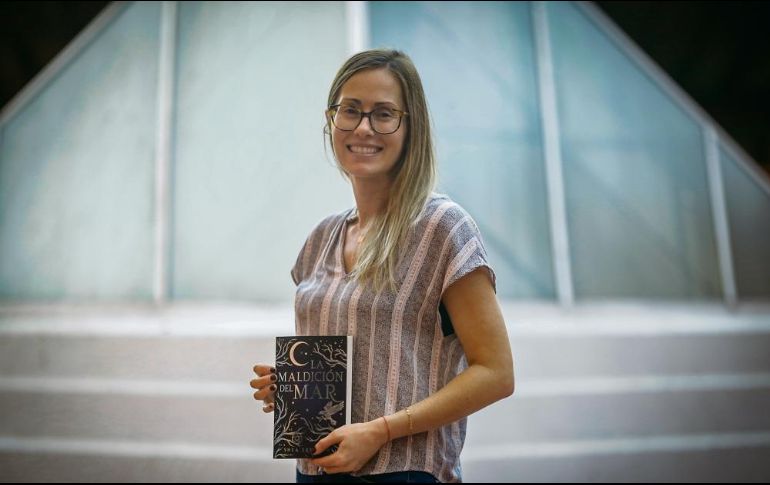 La escritora estadounidense presentó en la FIL de Guadalajara su novela, “La Maldición del Mar”. EL INFORMADOR / F. ATILANO